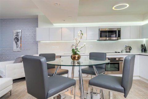 Condominio en alquiler en Miami Beach, Florida, 1 dormitorio, 80.45 m2 № 1959023 - foto 17