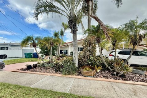 Casa en venta en Miami, Florida, 3 dormitorios, 165.74 m2 № 1892376 - foto 1