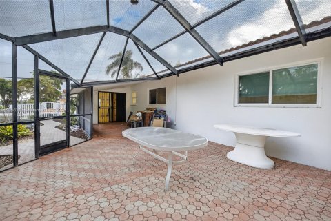 House in Miami, Florida 3 bedrooms, 165.74 sq.m. № 1892376 - photo 21