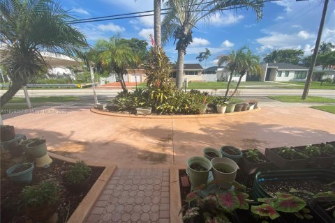 House in Miami, Florida 3 bedrooms, 165.74 sq.m. № 1892376 - photo 24