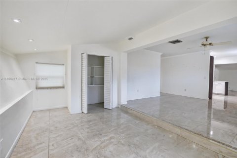 House in Miami, Florida 3 bedrooms, 165.74 sq.m. № 1892376 - photo 27