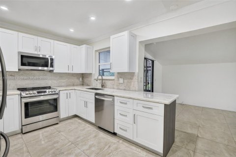 House in Miami, Florida 3 bedrooms, 165.74 sq.m. № 1892376 - photo 7