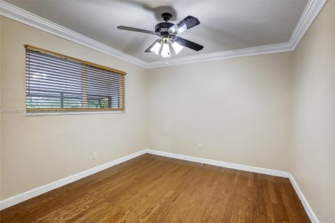 House in Miami, Florida 3 bedrooms, 165.74 sq.m. № 1892376 - photo 9