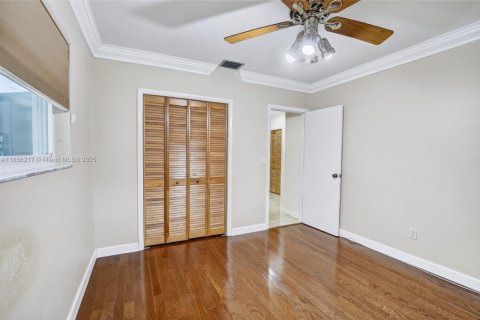 House in Miami, Florida 3 bedrooms, 165.74 sq.m. № 1892376 - photo 12