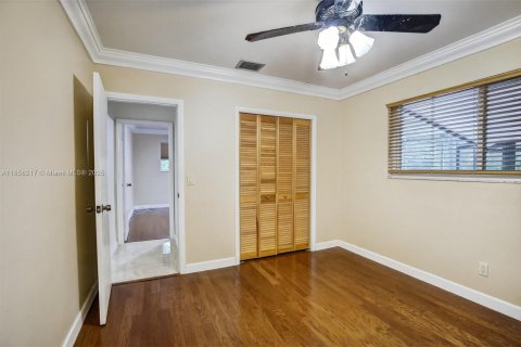 House in Miami, Florida 3 bedrooms, 165.74 sq.m. № 1892376 - photo 10