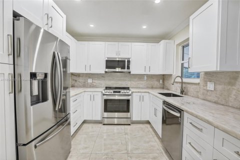 House in Miami, Florida 3 bedrooms, 165.74 sq.m. № 1892376 - photo 30