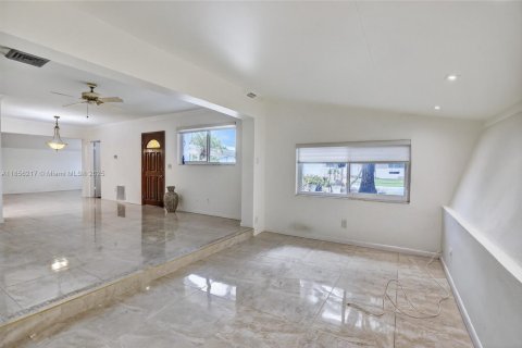 House in Miami, Florida 3 bedrooms, 165.74 sq.m. № 1892376 - photo 28