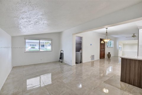 Casa en venta en Miami, Florida, 3 dormitorios, 165.74 m2 № 1892376 - foto 23