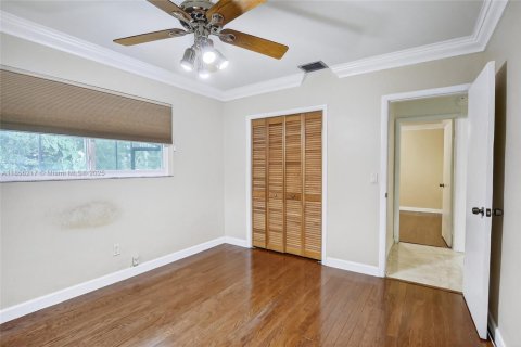 House in Miami, Florida 3 bedrooms, 165.74 sq.m. № 1892376 - photo 13