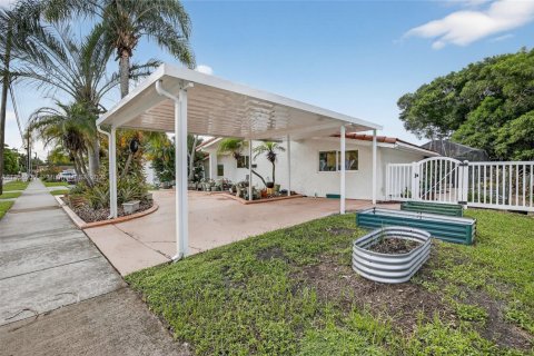 House in Miami, Florida 3 bedrooms, 165.74 sq.m. № 1892376 - photo 22