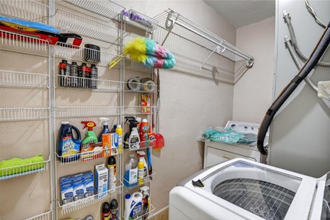 House in Miami, Florida 3 bedrooms, 165.74 sq.m. № 1892376 - photo 20