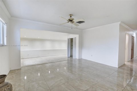 House in Miami, Florida 3 bedrooms, 165.74 sq.m. № 1892376 - photo 25