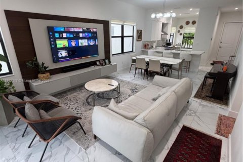 Купить виллу или дом в Дорал, Флорида 4 спальни, 214.05м2, № 2018839 - фото 2