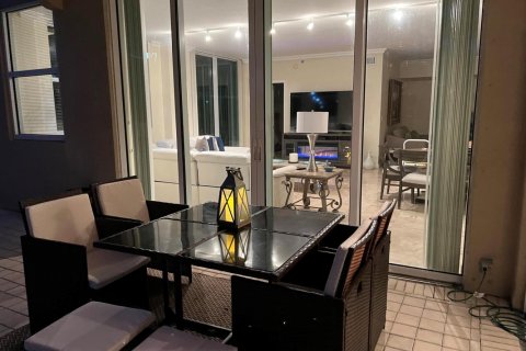Снять в аренду кондоминиум в Хайленд-Бич, Флорида 2 спальни, 178.37м2, № 1035878 - фото 1