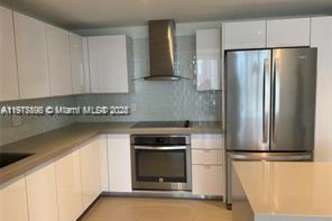 Condominio en Miami, Florida, 2 dormitorios  № 2016351