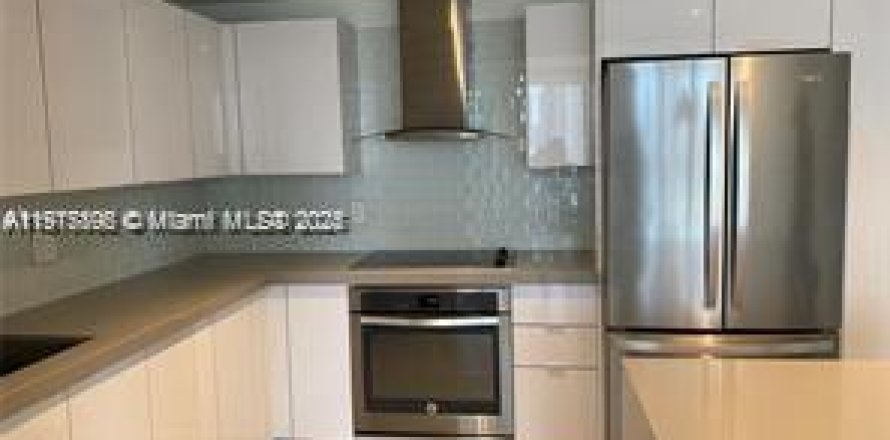 Condominio en Miami, Florida, 2 dormitorios  № 2016351