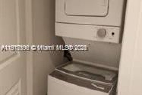 Condominio en alquiler en Miami, Florida, 2 dormitorios, 94.57 m2 № 2016351 - foto 6