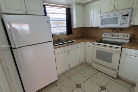 Condominio en alquiler en Miami, Florida, 1 dormitorio, 75.53 m2 № 2051003 - foto 28
