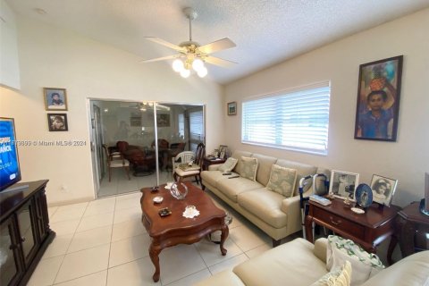 House in Boca Raton, Florida 2 bedrooms, 102.19 sq.m. № 1860963 - photo 11