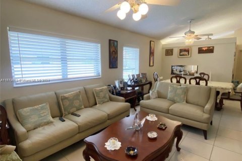 House in Boca Raton, Florida 2 bedrooms, 102.19 sq.m. № 1860963 - photo 5