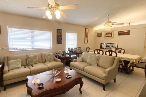House in Boca Raton, Florida 2 bedrooms, 102.19 sq.m. № 1860963 - photo 12