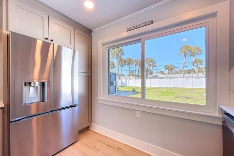 House in Saint Pete Beach, Florida 3 bedrooms, 139.91 sq.m. № 2197398 - photo 13