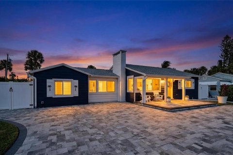 House in Saint Pete Beach, Florida 3 bedrooms, 139.91 sq.m. № 2197398 - photo 6