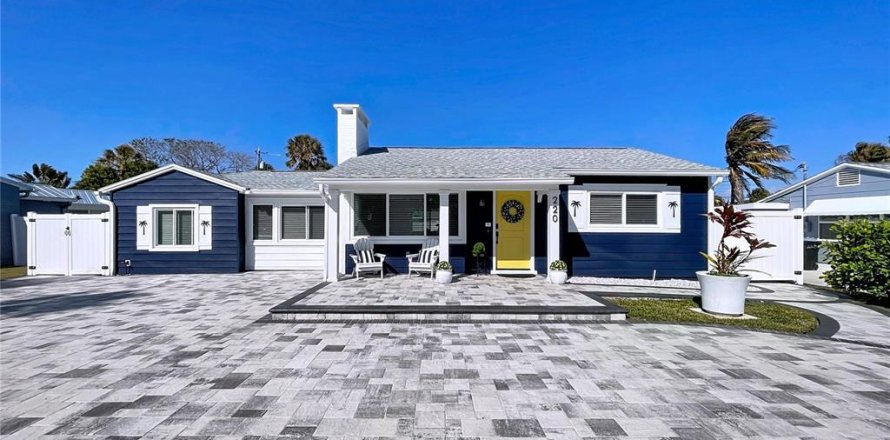 House in Saint Pete Beach, Florida 3 bedrooms, 139.91 sq.m. № 2197398