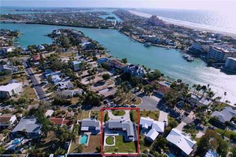 House in Saint Pete Beach, Florida 3 bedrooms, 139.91 sq.m. № 2197398 - photo 3