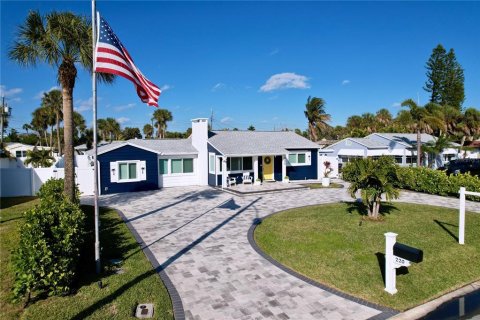 House in Saint Pete Beach, Florida 3 bedrooms, 139.91 sq.m. № 2197398 - photo 2