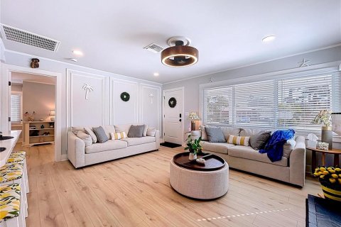 House in Saint Pete Beach, Florida 3 bedrooms, 139.91 sq.m. № 2197398 - photo 10