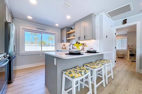 House in Saint Pete Beach, Florida 3 bedrooms, 139.91 sq.m. № 2197398 - photo 15