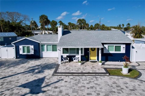 House in Saint Pete Beach, Florida 3 bedrooms, 139.91 sq.m. № 2197398 - photo 5