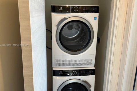 Снять в аренду кондоминиум в Корал-Гейблс, Флорида 2 спальни, 86.12м2, № 2000414 - фото 8