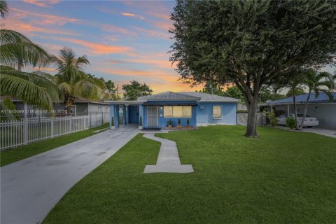 Casa en venta en Miami, Florida, 3 dormitorios, 132.01 m2 № 1920131 - foto 1