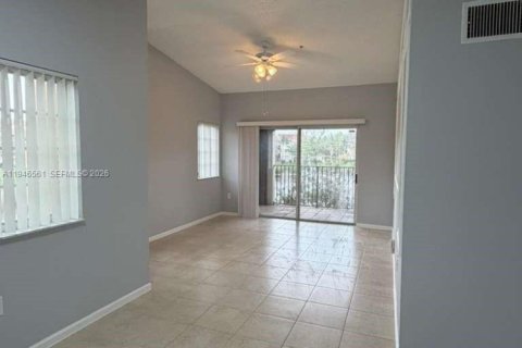 Condo in Miramar, Florida, 1 bedroom  № 2002814 - photo 3