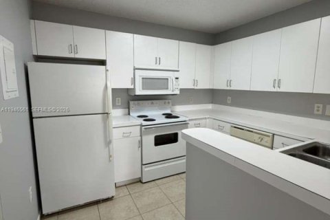 Condo in Miramar, Florida, 1 bedroom  № 2002814 - photo 2