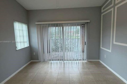 Condo in Miramar, Florida, 1 bedroom  № 2002814 - photo 4