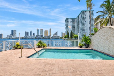 Touwnhouse à North Miami Beach, Floride 3 chambres, 214.6 m2 № 2275115