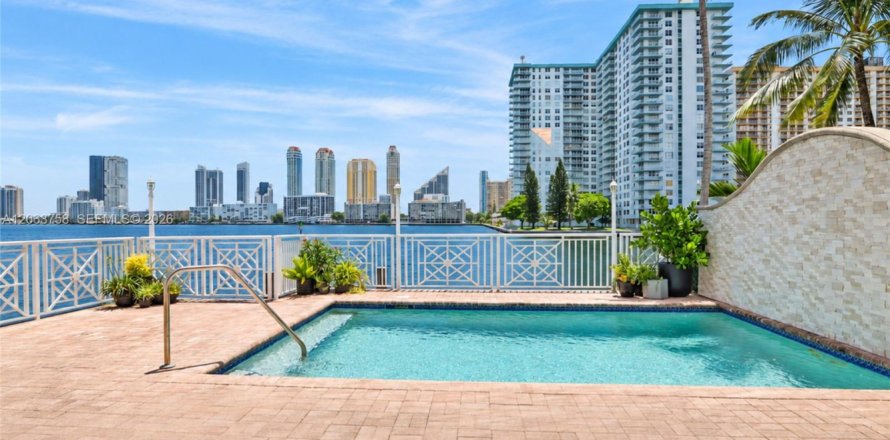 Touwnhouse à North Miami Beach, Floride 3 chambres, 214.6 m2 № 2275115