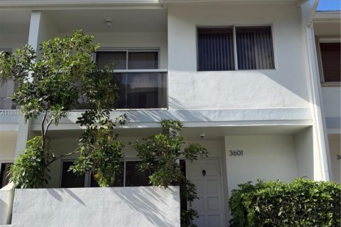 Adosado en North Miami Beach, Florida 3 dormitorios, 149.57 m2 № 2060544