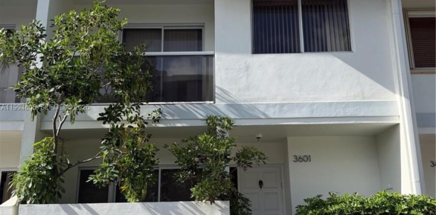 Adosado en North Miami Beach, Florida 3 dormitorios, 149.57 m2 № 2060544