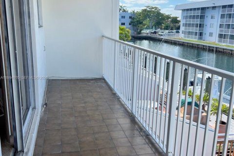 Adosado en venta en North Miami Beach, Florida, 3 dormitorios, 149.57 m2 № 2060544 - foto 11