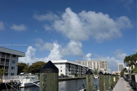 Adosado en venta en North Miami Beach, Florida, 3 dormitorios, 149.57 m2 № 2060544 - foto 5