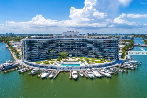 Condo in Miami Beach, Florida, 2 bedrooms № 1965220 - photo 1