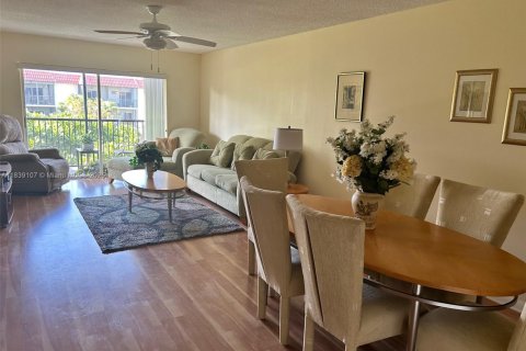 Condominio en venta en Pembroke Pines, Florida, 2 dormitorios, 108.7 m2 № 1825756 - foto 1