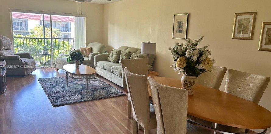 Condominio en Pembroke Pines, Florida, 2 dormitorios  № 1825756