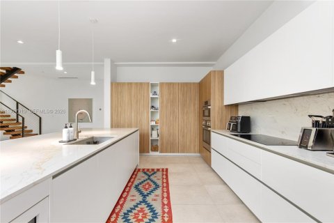 House in Miami, Florida 4 bedrooms, 346.8 sq.m. № 2042548 - photo 13