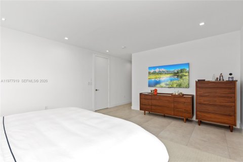 House in Miami, Florida 4 bedrooms, 346.8 sq.m. № 2042548 - photo 23