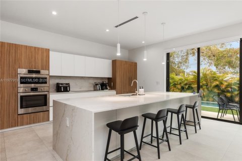 House in Miami, Florida 4 bedrooms, 346.8 sq.m. № 2042548 - photo 11